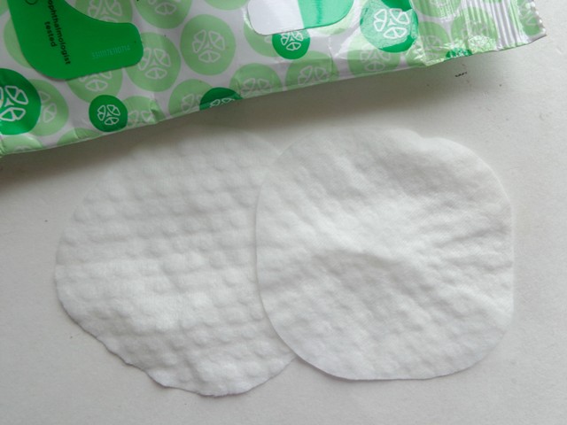 Yes to Cucumbers Soothing Eye Makeup Remover Pads swatch
