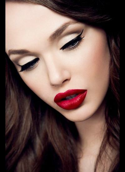 10 Eye Makeup Looks to Go with Red Pout