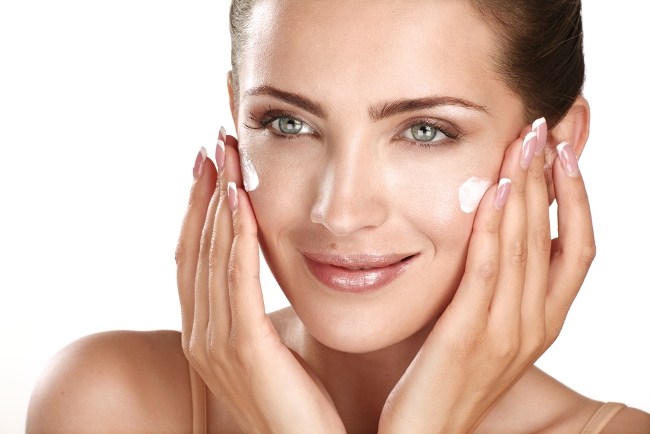 6 Anti-Ageing Secrets You Should Definitely Know in your Late 20s applying cream