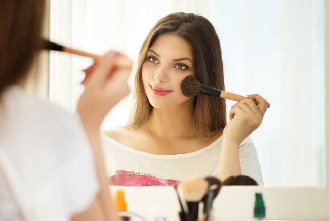 6 Secrets To Long-Lasting Makeup applying makeup