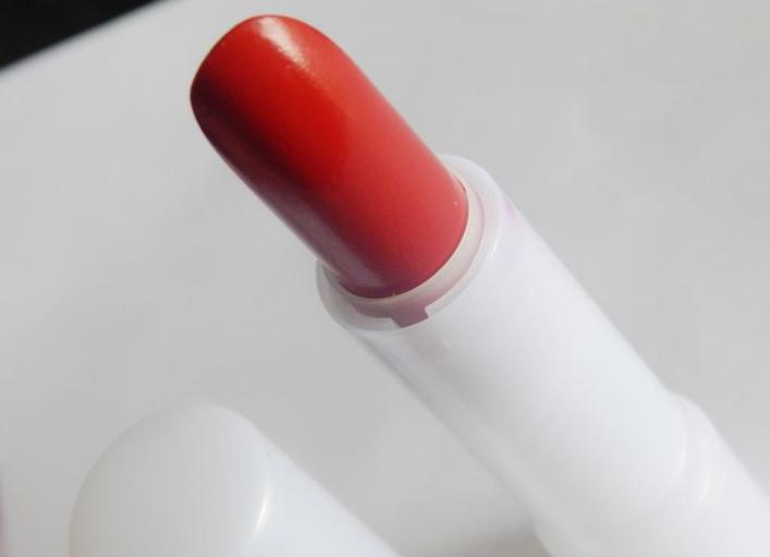 boots-natural-collection-cherry-red-moisture-shine-lipstick-review