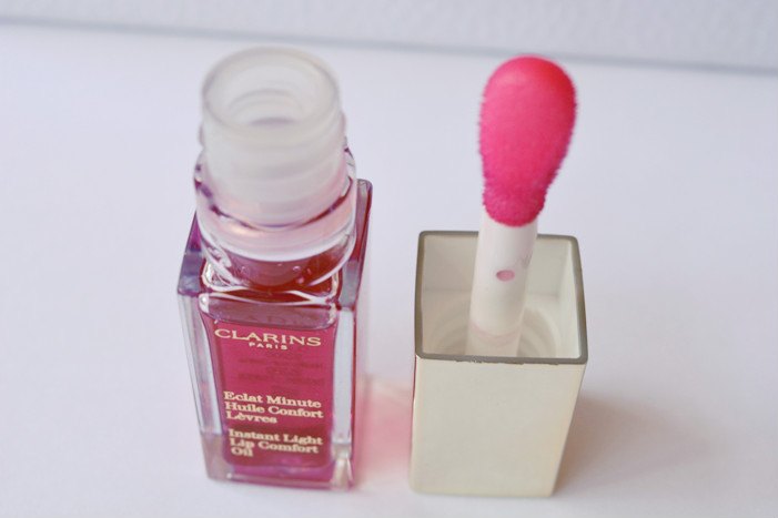 clarins-raspberry-instant-light-lip-comfort-oil-applicator
