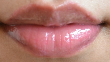 clarins-raspberry-instant-light-lip-comfort-oil-lip-swatch