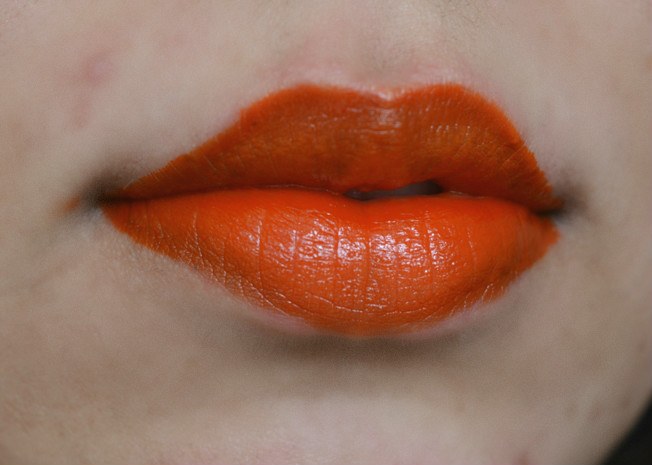 Ellis Faas Hot Lips L402 Bright Orange lip swatch