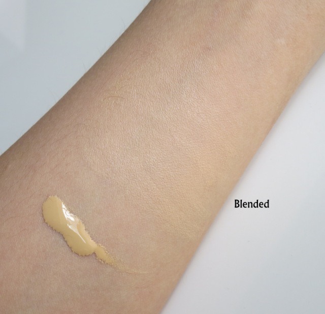 Glossier Perfecting Skin Tint swatch