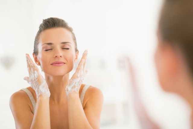 How To Prevent Post-Workout Acne and Pimples washing face