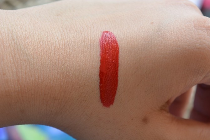 jeffree-star-redrum-velour-liquid-lipstick-swatch-on-hands