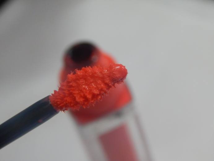 Maybelline Alluring Coral Color Sensational Color Elixir Lip Lacquer applicator