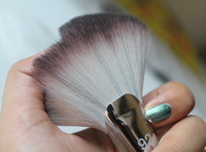 Sephora Collection Pro Featherweight Fan Brush #92 fluffy