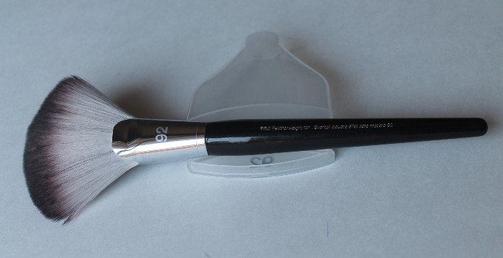 Sephora Collection Pro Featherweight Fan Brush #92 packaging