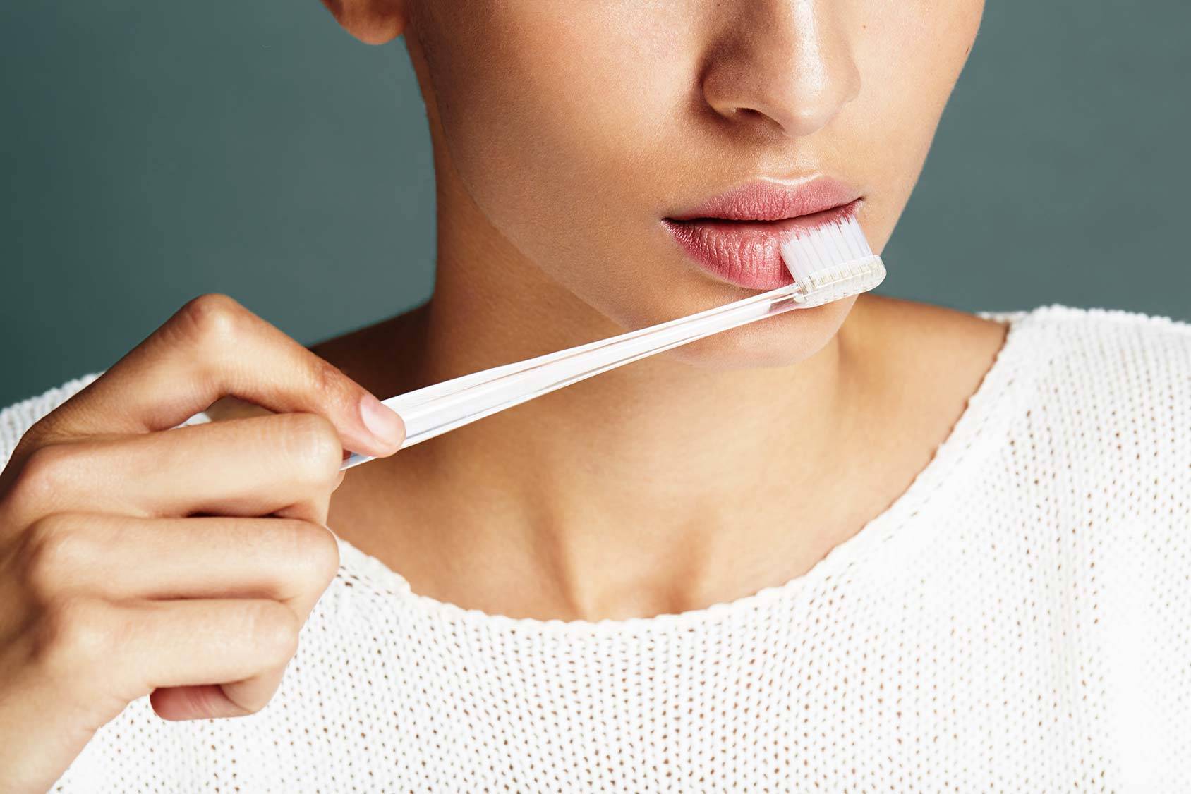 13-one-minute-beauty-hacks-that-you-have-to-try