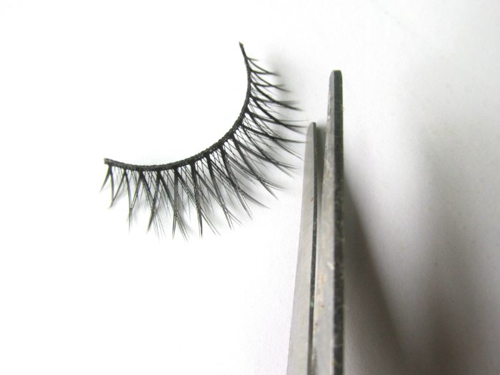 A step-by-step guide to applying false lashes and top IMBB recommended falsies