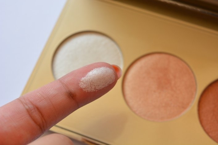 becca-pearl-shimmering-skin-perfector-pressed-swatch-on-finger
