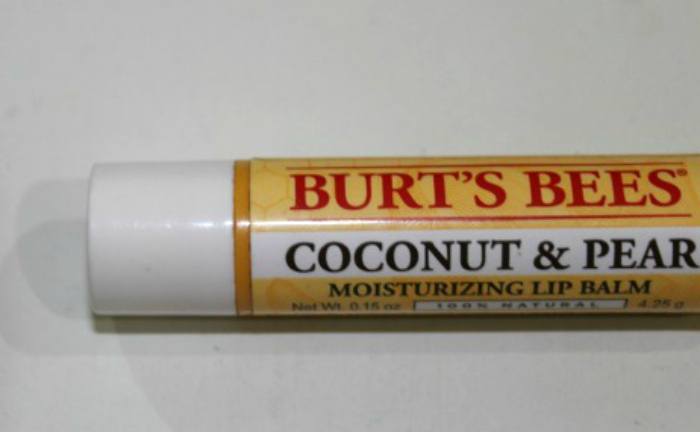 burts-bee-moisturizing-lip-balm-in-coconut-and-pear-review-