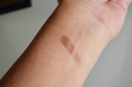 catrice-lumiere-long-lasting-eyeshadow-in-creme-brune hand swatch
