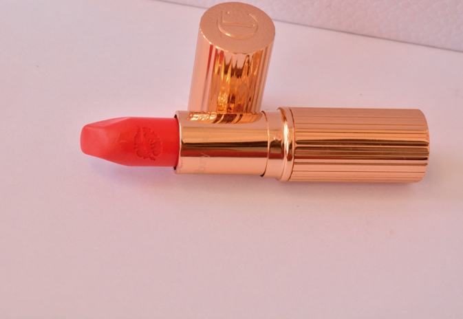 charlotte-tilbury-hot-lips-tell-laura-luminous-modern-matte-lipstick-review