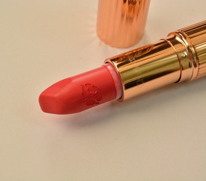 charlotte-tilbury-hot-lips-tell-laura-luminous-modern-matte-lipstick-bullet