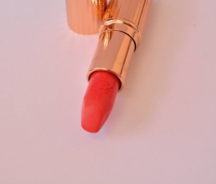 charlotte-tilbury-hot-lips-tell-laura-luminous-modern-matte-lipstick-closeup