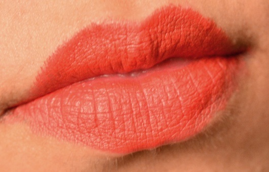 charlotte-tilbury-hot-lips-tell-laura-luminous-modern-matte-lipstick-lip-swatch