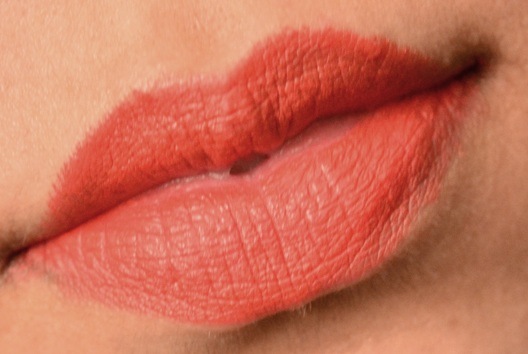 charlotte-tilbury-hot-lips-tell-laura-luminous-modern-matte-lipstick-swatch-on-lips