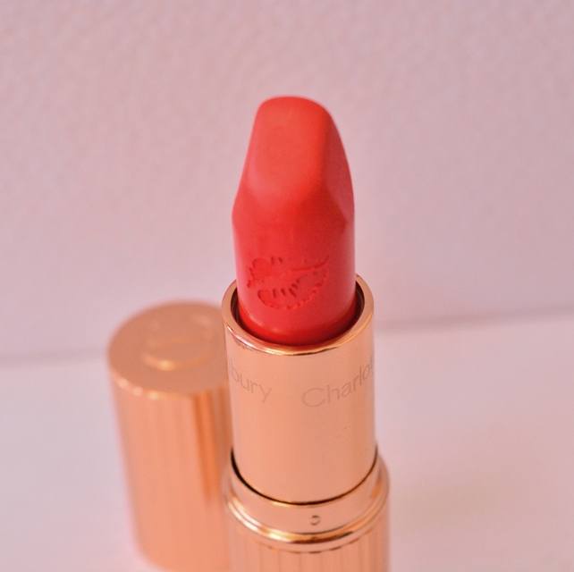 charlotte-tilbury-hot-lips-tell-laura-luminous-modern-matte-lipstick-tip