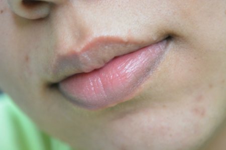 charlotte-tilbury-lip-magic-rejuvenating-lip-balm-lip-swatch
