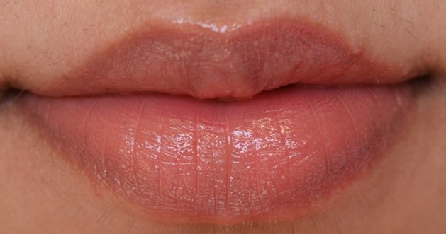 charlotte-tilbury-sweet-stiletto-lip-lustre-lip-gloss-lip-swatch