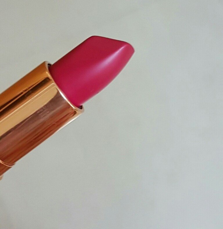 charlotte-tilbury-the-queen-matte-revolution-lipstick-bullet