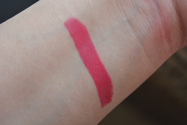 charlotte-tilbury-the-queen-matte-revolution-lipstick-swatch-on-hands