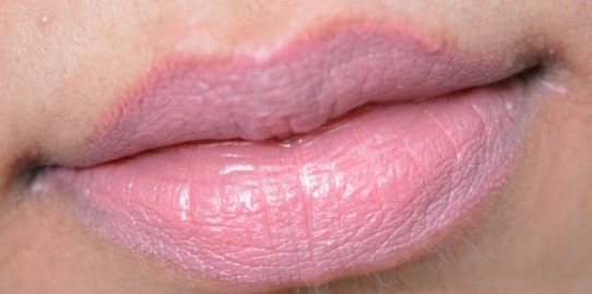 charlotte-tilbury-swatch-on-lips-livitup