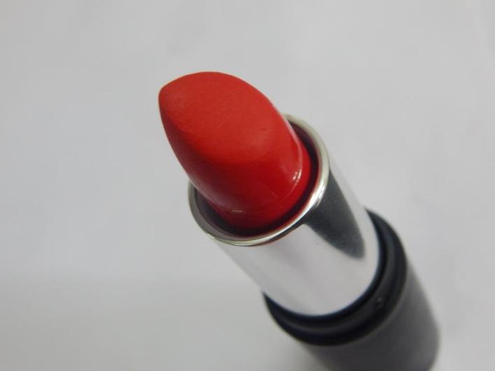 collection-red-carpet-lasting-colour-lipstick-full