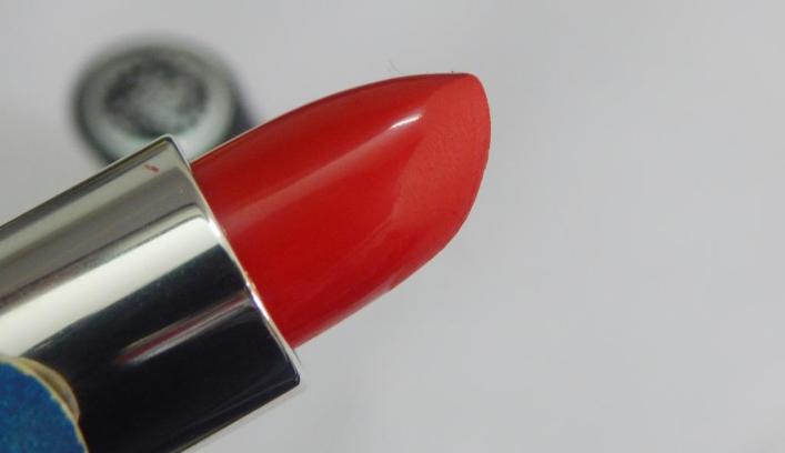 collection-red-carpet-lasting-colour-lipstick-open