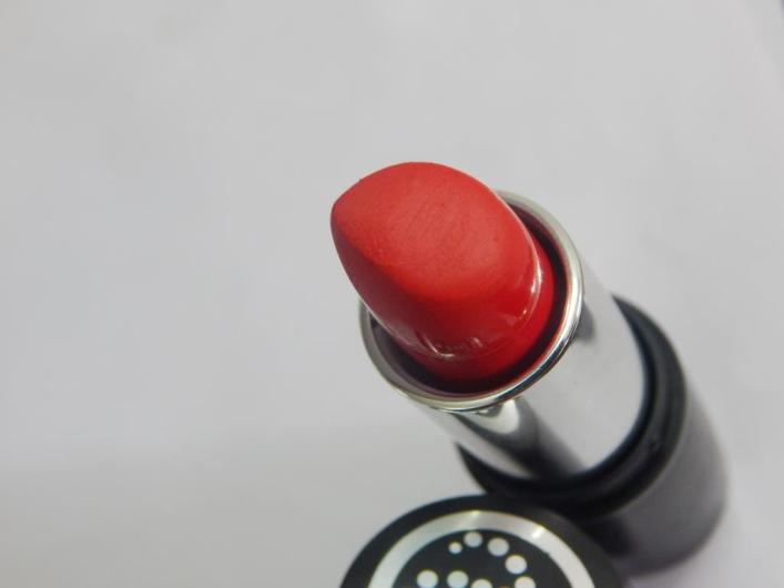 collection-red-carpet-lasting-colour-lipstick-red