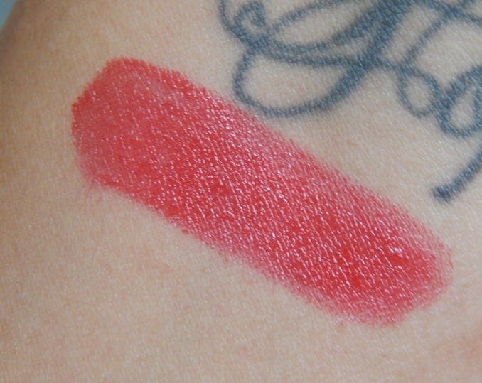 deborah-milano-05-rossetto-atomic-red-lipstick-swatch
