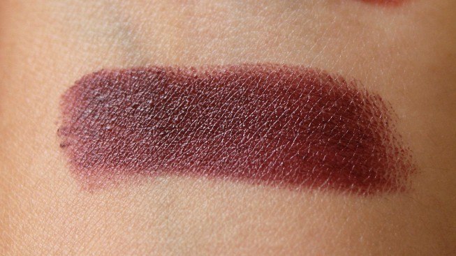 elle-18-color-pops-matte-chocolate-day-lipstick-hand-swatch