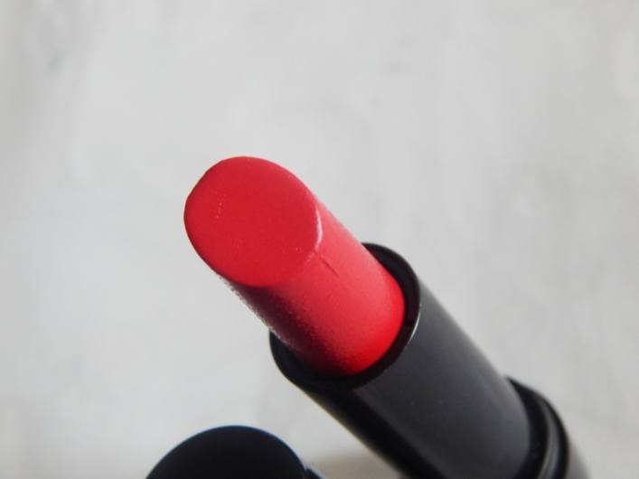 elle-18-color-pops-selfie-red-matte-lipstick-red