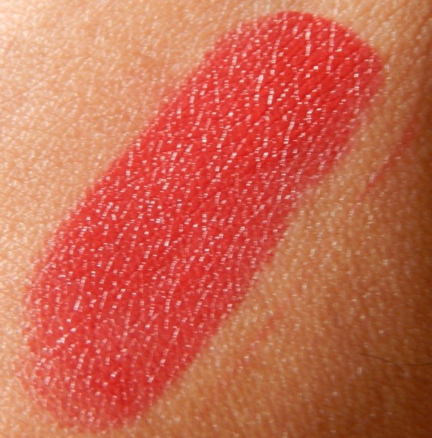 elle-18-color-pops-selfie-red-matte-lipstick-swatch-on-hands