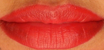 elle-18-color-pops-selfie-red-matte-lipstick-swatch-on-lips