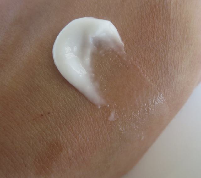 glossier-moisturizing-moon-mask-soothing-face-treatment-swatch