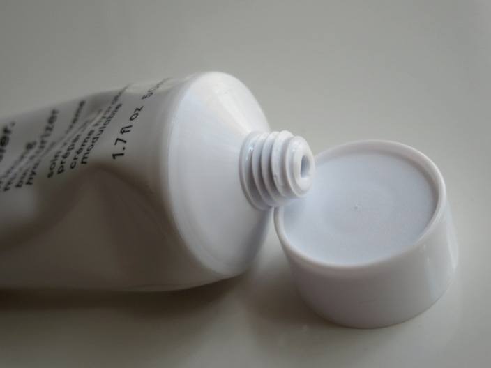 glossier-priming-moisturizer-cap