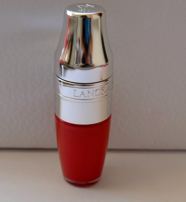 lancome-372-berry-tale-juicy-shaker-pigment-infused-bi-phased-lip-oil-closeup
