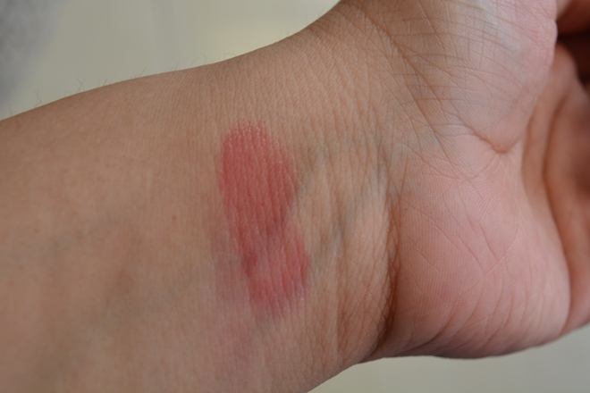 lancome-mangoes-wild-juicy-shaker-pigment-infused-bi-phased-lip-oil-swatch-on-hands