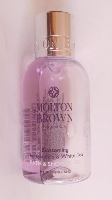 molton-brown-blossoming-honeysuckle-and-white-tea-shower-gel