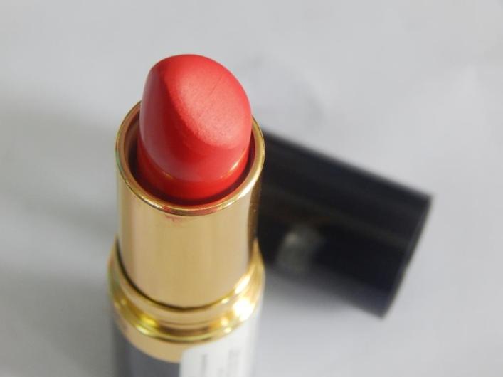 revlon-look-at-me-super-lustrous-matte-lipstick-tube