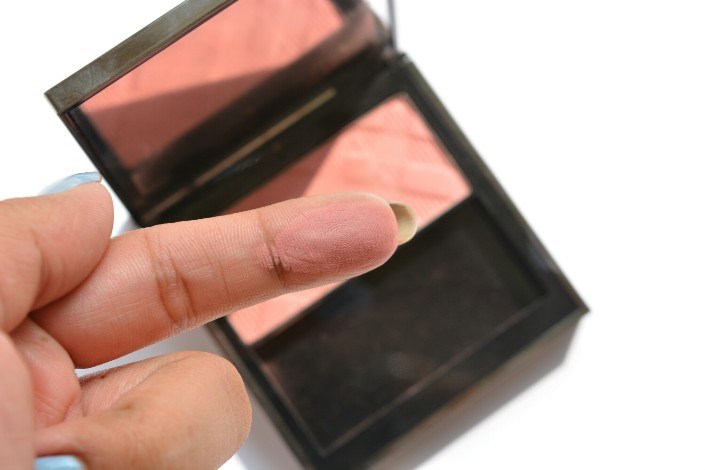 burberry-light-glow-cameo-blush-no-swatch-on-hands