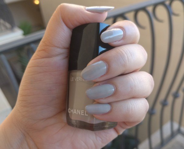 chanel-522-monochrome-le-vernis-longwear-nail-colour-on-nails