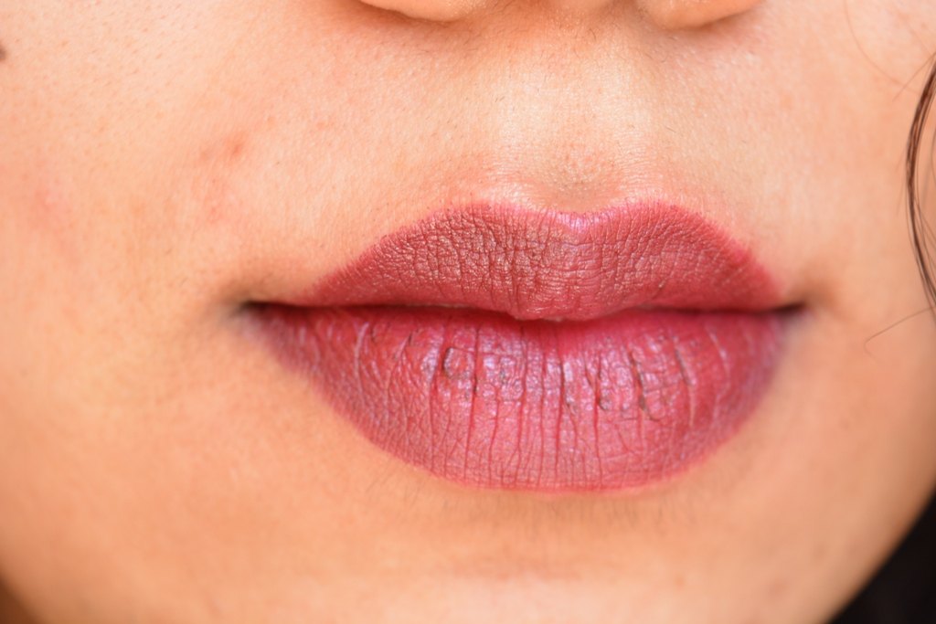 charlotte-tilbury-matte-revolution-lipstick-in-glastonberry-review-lip swatch