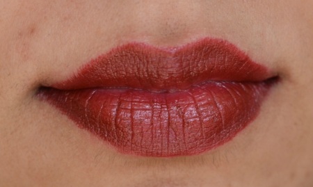 charlotte-tilbury-night-crimson-k-i-s-s-i-n-g-lipstick-lip-swatch