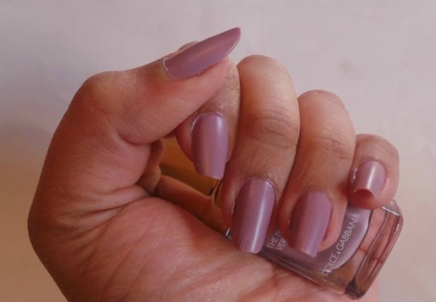 dolce-and-gabbana-315-lilac-the-nail-lacquer-review4