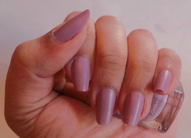 dolce-and-gabbana-315-lilac-the-nail-lacquer-review5